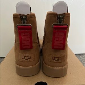 Ugg Classic Mini Logo Zip Boot 100% Athentic